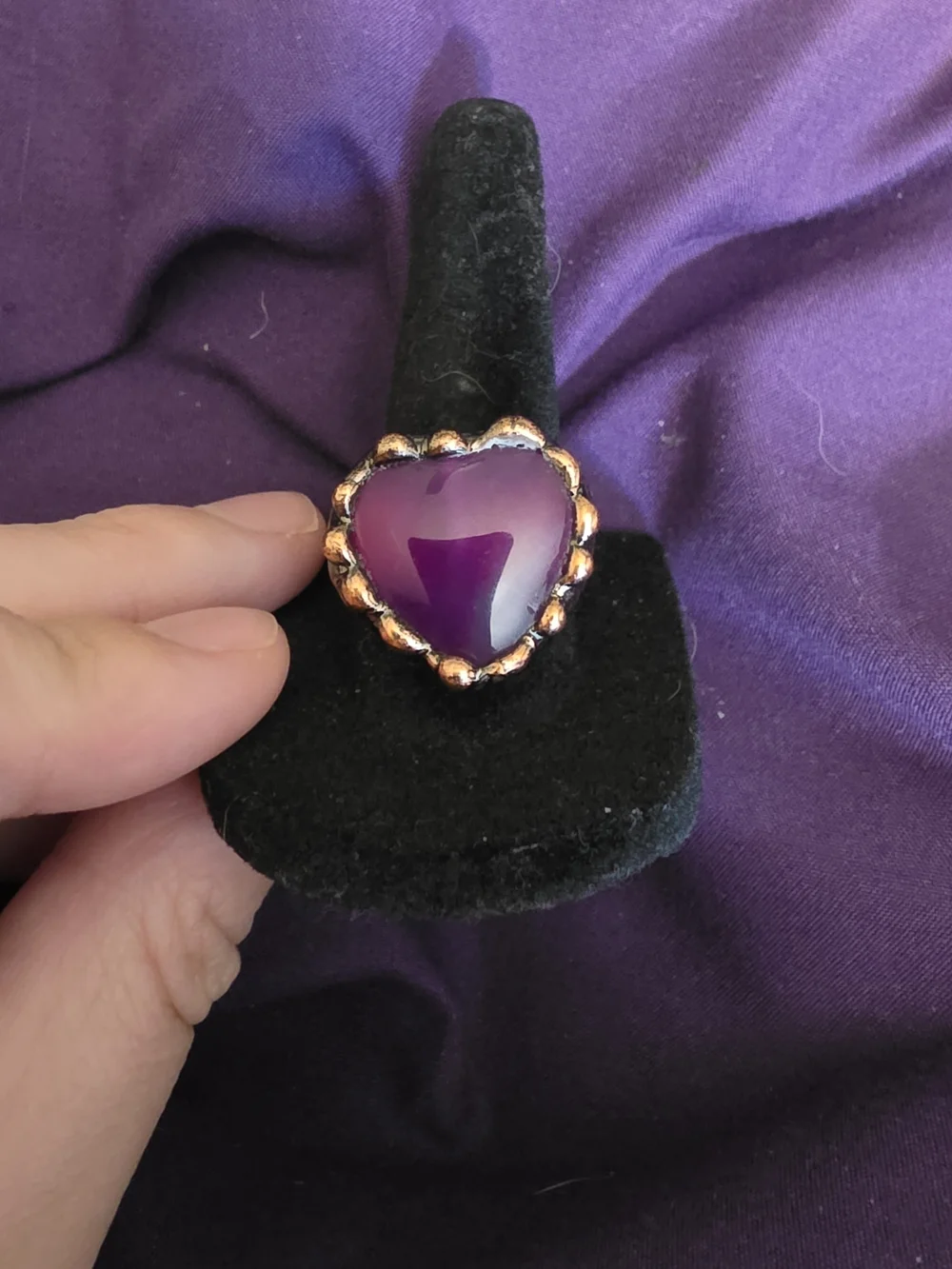 Ajustable Heart-Shaped Purple Stone Ring with Gold-Tone Bezel
